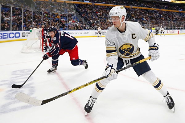 上任后首次露面，国足新帅邵佳一现场观战中国U22vs越南U22